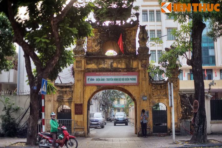 Vào ngày 19/8/1945, lực lượng Việt Minh cùng với quần chúng cách mạng tỏa đi khắp nội thành Hà Nội, tổ chức cho quần chúng đánh chiếm Phủ Khâm sai, Tòa Đốc lý, Sở Mật thám… Một trong những mục tiêu quan trọng cần phải chiếm lĩnh là trại Bảo an binh.