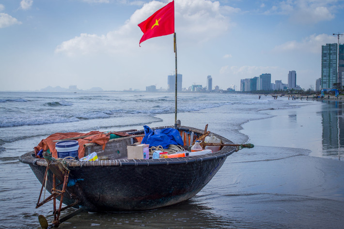 Trên bãi biển Đà Nẵng buổi sớm mai. Ảnh: Kevin/ 500px.com.