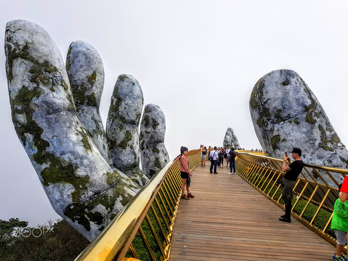 Trên cầu Vàng trứ danh Bà Nà. Ảnh: Hussein Hazimeh/ 500px.com.