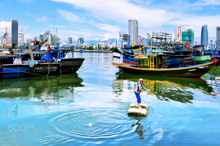 Nữ ngư dân di chuyển bằng bè xốp trên sông Hàn. Ảnh: Tshab Plig/ 500px.com.