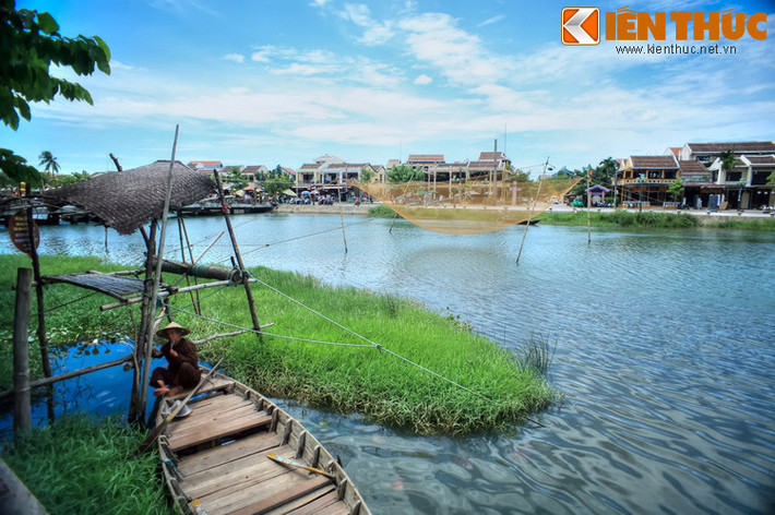 Dấu ấn đó là hình ảnh những nếp nhà cổ kính soi bóng xuống dòng nước hiền hòa, cảnh người ngư dân sớm hôm mưu sinh trên những con thuyền mộc mạc...