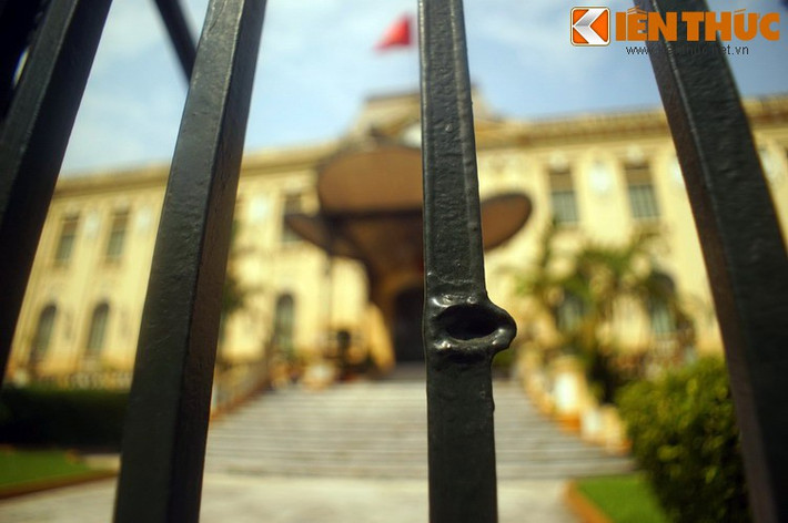 Vô số vết đạn của trận đánh lịch sử ấy vẫn còn lưu dấu trên cánh cổng và hàng rào đúc bằng thép của Bắc Bộ phủ, như chứng tích không bao giờ mờ phai cho tinh thần “Quyết tử để Tổ quốc quyết sinh” trong buổi đầu độc lập.