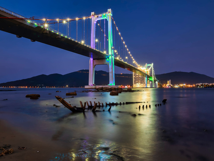Dưới chân cầu Thuận Phước. Ảnh: Urte Kortjohann/ 500px.com.