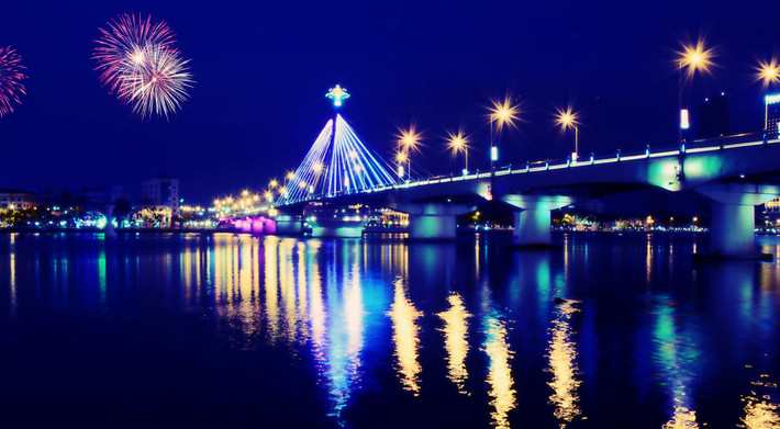Đêm pháo hoa trên cầu quay Sông Hàn. Ảnh: Panagiotis Papadopoulos/ 500px.com.