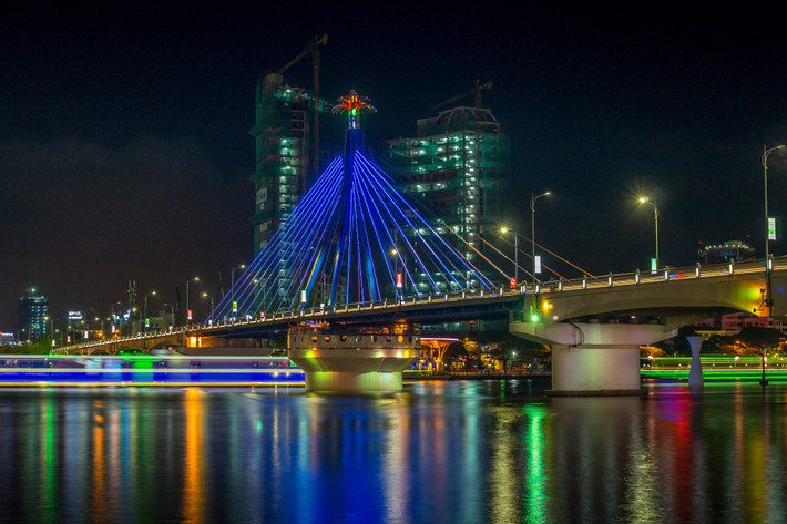 Cầu quay Sông Hàn rực rỡ trong ánh đèn đêm. Ảnh: Kevin/ 500px.com.