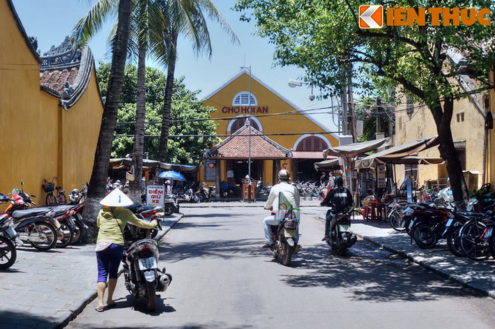 Nằm ở trung tâm phố cổ, được bao quanh bởi bốn con đường Trần Phú, Tiểu La, Bạch Đằng và Trần Quý Cáp, chợ Hội An có tuổi đời nhiều thế kỷ. Đây có thể coi là khu chợ cổ mang tính quốc tế duy nhất của Việt Nam còn tồn tại đến nay.