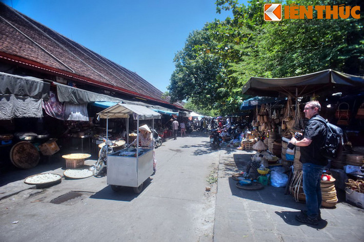 Khi đô thị cổ Hội An trở thành Di sản văn hóa thế giới, dường như chợ Hội An cùng tìm lại được ánh hào quang lịch sử của mình. Ngày nay, khu chợ đã trở thành một trong các địa điểm thu hút nhiều du khách quốc tế nhất ở khu phố cổ Hội An... Mời quý độc giả xem video: Đèn lồng Hội An - Tuyệt tác của phố cổ. Nguồn: VTC1