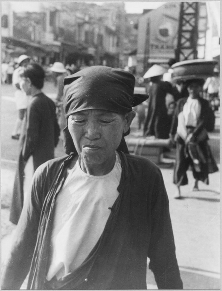 Một cụ bà ở chợ Đồng Xuân.