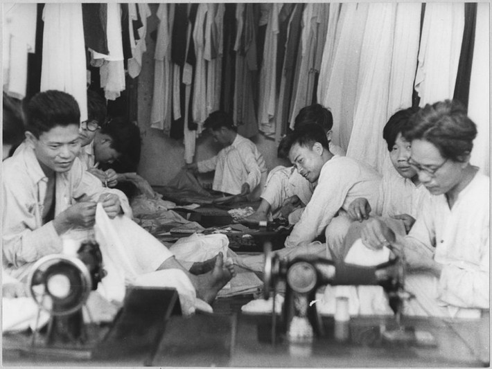 Bên trong một tiệm may.