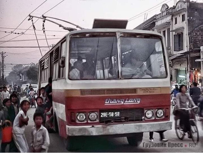Tàu điện bánh hơi chạy trên phố Hàng Bột (nay là phố Tôn Đức Thắng), Hà Nội năm 1989. Cùng với tàu điện chạy trên ray, tàu điện bánh hơi từng là một loại hình phương tiện giao thông công cộng độc đáo ở Hà Nội thập niên 1980.