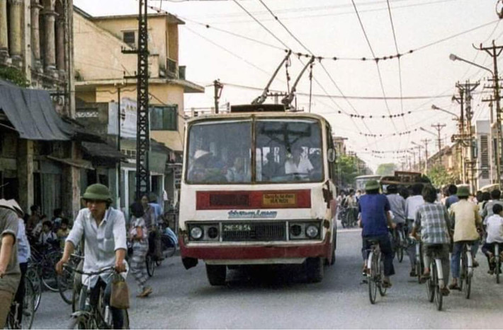 Ngược dòng thời gian, vào những năm 1984-1985, Xí nghiệp Xe điện Hà Nội sản xuất thử tàu điện bánh hơi. Loại tàu điện này trông như một chiếc ô tô khách, chạy trên lốp ô tô, hệ thống lái bằng vô lăng và hãm bằng chân gần giống như ô tô.