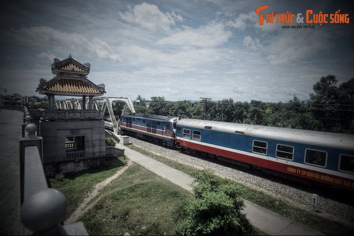Sau khi khu vườn ngự được xây xong, vào khoảng đầu những năm 1870, vua Tự Đức đã viết bài “Dữ Dã Viên ký” để ca ngợi vẻ đẹp của khu vườn. Từ cái tên “Dữ Dã Viên” nhưng người dân Huế rút gọn thành Dã Viên.