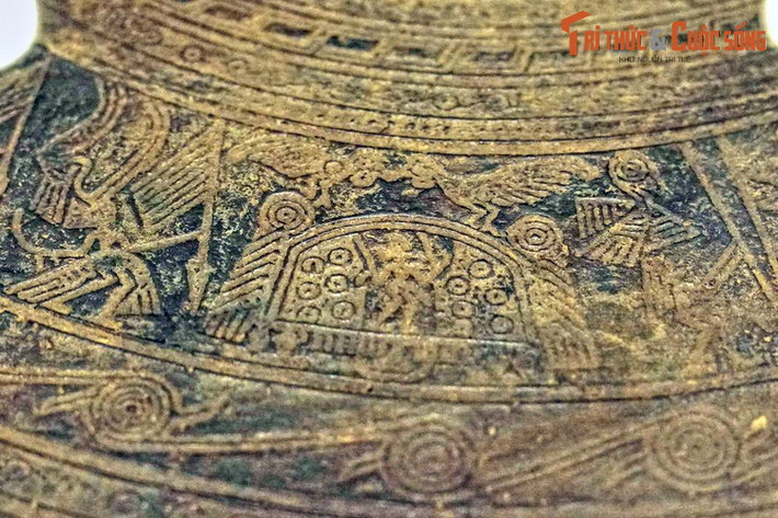 Họa tiết trên trống đồng Hoàng Hạ thể hiện đôi chim đuôi dài đậu trên nóc nhà sàn cầu mùa mái vòm. Dường như chúng đang mớm thức ăn cho nhau.