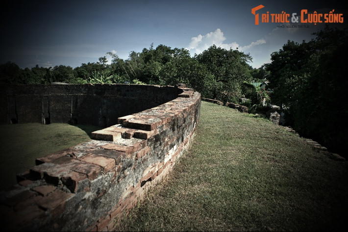 Bài Hổ Quyền trong cuốn "Quần thể di tích Huế" (tác giả Phan Thuận An, Nhà xuất bản Trẻ 2007, trang 293-299), nói về cuộc đấu này như sau: “Voi cái bước vào đấu trường có vẻ hiên ngang, đi qua đi lại trước mặt cọp không một chút sợ hãi...”.