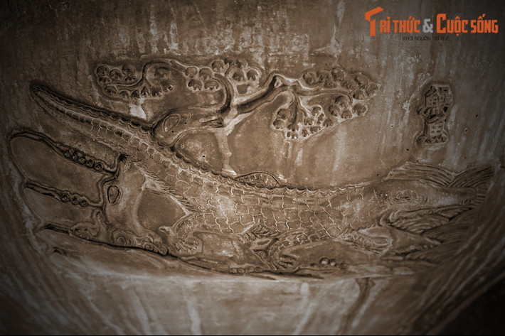 Chương đỉnh là chiếc đỉnh thứ ba của Cửu đỉnh. Trên chiếc đỉnh này có hình tượng “Ngạc ngư”, là con cá sấu. Trong Sách Đỏ Việt Nam, cá sấu hoa cà thuộc diện Tuyệt chủng ngoài thiên nhiên, cá sấu Xiêm thuộc diện Rất nguy cấp.