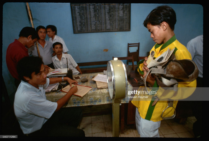 Nài ngựa nhỏ tuổi được kiếm tra cân nặng ở trường đua Phú Thọ, 1994. Trường đụa ngựa nổi tiếng này hoạt động trở lại từ năm 1989.