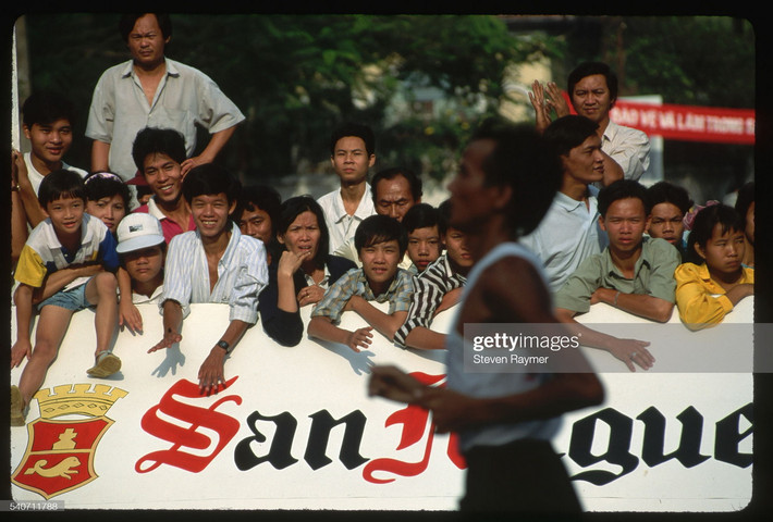 Các khán giả theo dõi cuộc thi marathon. Hoạt động này được hãng bia San Miguel tài trợ.