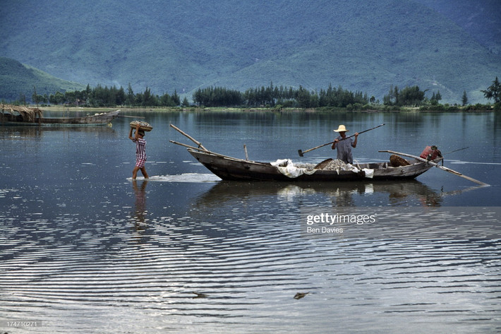 Thuyền chài ở Lăng Cô, Thừa Thiên Huế.