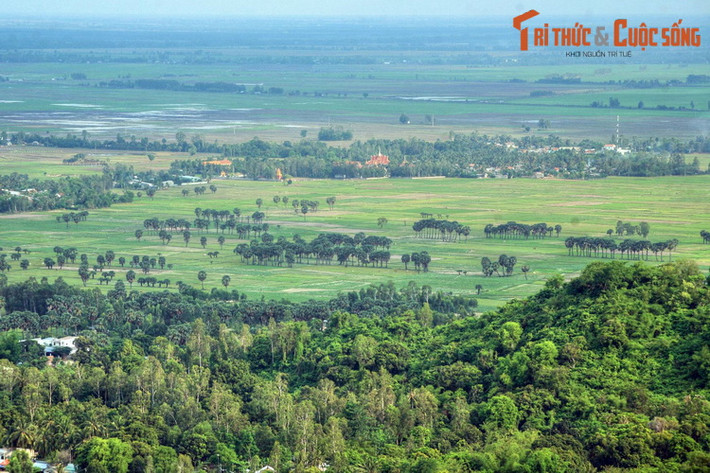Từ thuật biến hình, một đạo sĩ nổi danh vùng Thất Sơn thế kỷ trước là Đơn Hùng Tín đã luyện thành thuật thiên linh, có khả năng biến hóa thân thể, độn thổ, lặn sông cả ngày không cần thở.