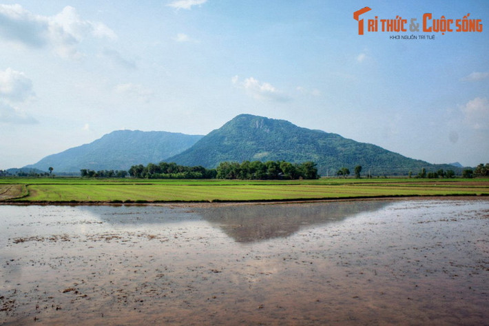 Theo quan niệm xưa, đạo sĩ thường là những người tu hành trên núi, có đạo hạnh, nhập thế hành đạo giúp đời, được nhân dân kính trọng. Vào thời Pháp thuộc, nhiều đạo sĩ náu mình ở vùng Bảy Núi, khi đó còn rất hoang vu, hầu như không có dân cư sinh sống.
