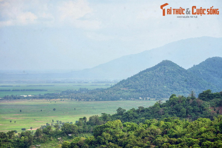 Tương truyền, đơn Hùng Tín đã lợi dụng võ biến hình, tổ chức cướp bóc, khiến cả vùng sông nước miền Tây kinh sợ. Quân Pháp đã phải dùng cả một đại đội, với súng ống hạng nặng để tiêu diệt tướng cướp này.