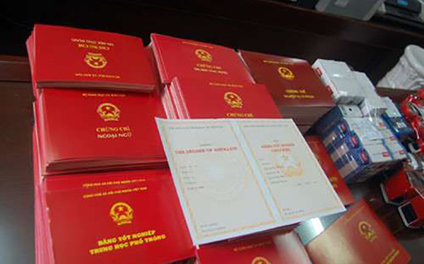 3. Cán bộ xã dùng bằng giả ở Hà Tĩnh: Ngày 23/5/2019, Ủy ban Kiểm tra Huyện ủy Cẩm Xuyên (tỉnh Hà Tĩnh) đã có kết luận: ông Đặng Trọng Thạch, Phó Chủ tịch UBND xã Cẩm Dương và ông Chu Trọng Hòa, Trưởng công an xã đã sử dụng bằng tốt nghiệp THPT của người thân rồi sửa tên, làm hồ sơ đi học cử nhân luật.