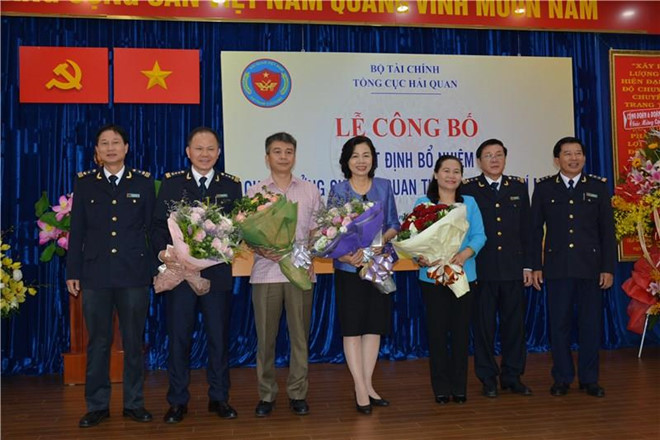 Trước đó vào ngày 17/6, ông Hùng đã bị Tổng Cục Hải quan kỷ luật bằng hình thức khiển trách theo Thông tư 11/2012 của Bộ Nội vụ - quy định về chế độ báo cáo thống kê và quản lý hồ sơ công chức.