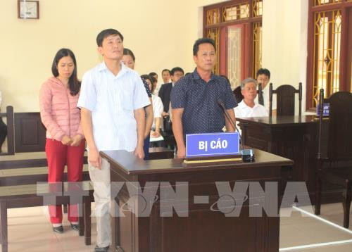Trong quá trình làm việc, công tác tại UBND xã Hưng Công, huyện Bình Lục, biết mình không có trình độ trung học phổ thông, không đủ điều kiện để xét chuẩn hóa cán bộ, công chức, nhóm đối tượng đã mua bằng tốt nghiệp trung học phổ thông hệ bổ túc giả từ một người đàn ông không quen biết tại khu vực Trung tâm giáo dục thường xuyên Trần Phú, tỉnh Nam Định để đưa vào hồ sơ cá nhân nhằm lừa dối cơ quan nhà nước nơi các bị cáo đang công tác.