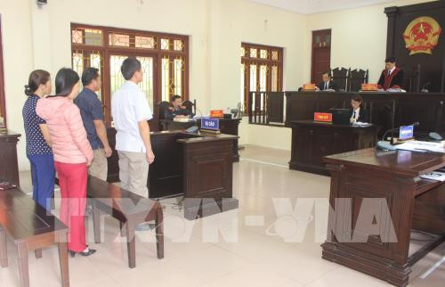 4. Cán bộ lĩnh án vì dùng bằng giả ở Hà Nam: Ngày 21/3/2019, TAND tỉnh Hà Nam xét xử sơ thẩm hình sự các bị cáo: Nguyễn Văn Chanh, Nguyễn Bá Hà, Nguyễn Thị Hồng và Trần Thị Hiền (đều trú tại xã Hưng Công, huyện Bình Lục, tỉnh Hà Nam) về tội sử dụng tài liệu giả của cơ quan, tổ chức quy định tại Khoản 1 Điều 341 Bộ luật Hình sự.