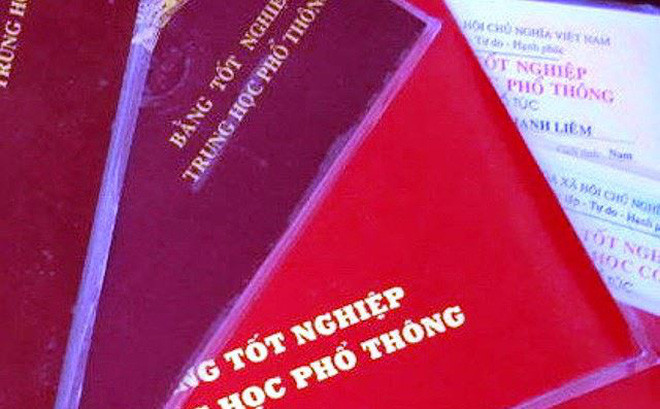 Căn cứ vào quá trình tranh tụng công khai tại phiên tòa, tài liệu, chứng cứ có trong vụ án, HĐXX tuyên phạt 4 bị cáo mức án 6 tháng cải tạo không giam giữ về tội sử dụng tài liệu giả của cơ quan, tổ chức