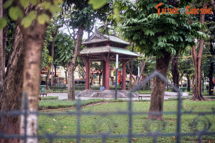 Ngược dòng thời gian, vào thời nhà Nguyễn, khu vực Tây Nam thành Hà Nội có một hồ nước lớn. Sau khi chiếm Hà Nội, người Pháp lấp hồ và quy hoạch một phần đất phía Đông hồ cũ thành vườn hoa, gọi là vườn hoa Robin.