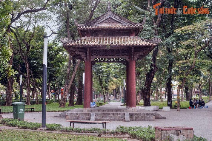 Phía bên phải của Đài Tử sĩ/ tượng đài Canh Nông có nhà bia mang dáng dấp một ngôi đền của người Việt, gọi là nhà bia tưởng niệm Chiến sĩ trận vong, là nơi đặt tấm bia lưu danh những binh sĩ chết trận.