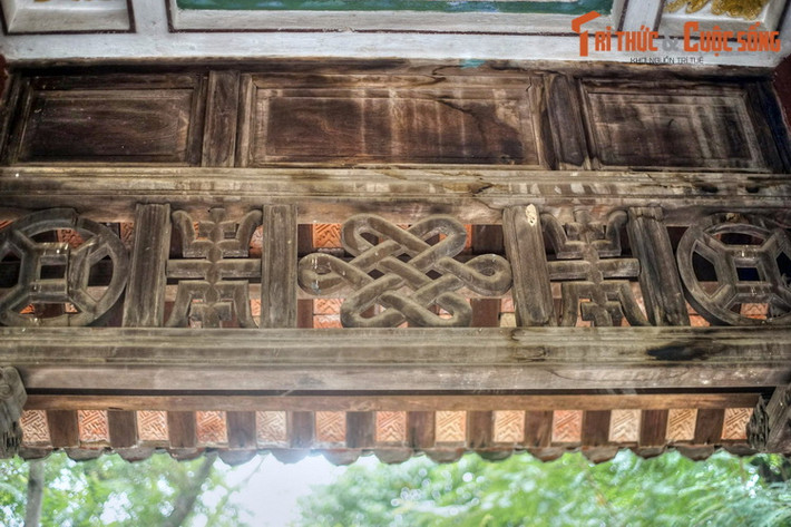 Các hoa tiết trang trí đậm nét truyền thống, được trau chuốt trên bộ khung gỗ đỡ mái cho thấy sự tôn trọng văn hóa bản địa của các kiến trúc sư thời đó.