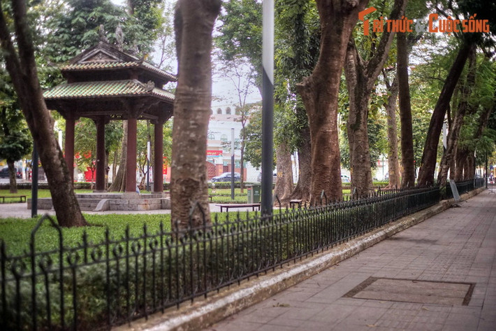 Nằm giữa các đường Trần Phú, Điện Biên Phủ và Hoàng Diệu, Vườn hoa Lê Nin được coi là “lá phổi xanh” của khu vực trung tâm quận Ba Đình, Hà Nội. Góc Đông Nam giáp đường Trần Phú của vườn hoa này có một kiến trúc khá đặc biệt.