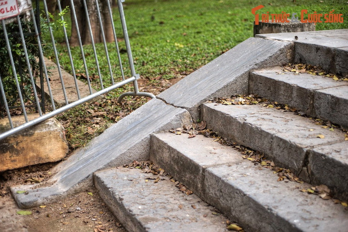 Ngoài nhà bia tưởng niệm Chiến sĩ trận vong, một dấu tích trăm tuổi khác của vườn hoa Robin / Canh Nông xưa còn được lưu giữ là dãy bậc cấp bằng đá nằm ở mặt Tây, giáp đường Hoàng Diệu.