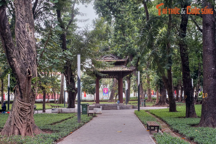 Đó là một công trình có dạng giống như lầu vọng cảnh thời xưa với bộ mái hai tầng đậm nét truyền thống, được chống đỡ bằng bốn cột trụ lớn bằng bê tông cốt thép đặt trên nền đá.