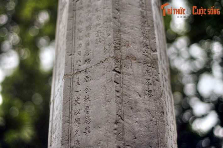 Phần thân và bệ cây hương đều được trang trí rất tinh xảo. Bài minh văn khắc trên thân cho biết người cho dựng cây hương là một vị quan đương triều tên là Đỗ Lịch, vì tôn vua kính trời và để lại công đức về sau nên đã dựng “thạch đài” để truyền đến muôn đời.