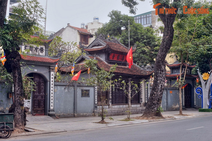 Nằm ở số 151 phố Bà Triệu, phường Lê Đại Hành, quận Hai Bà Trưng, Hà Nội, chùa Chân Tiên (tên chữ là Phúc Lâm tự) là ngôi chùa có lịch sử lâu đời và gắn liền với những thăng trầm của kinh thành Thăng Long.
