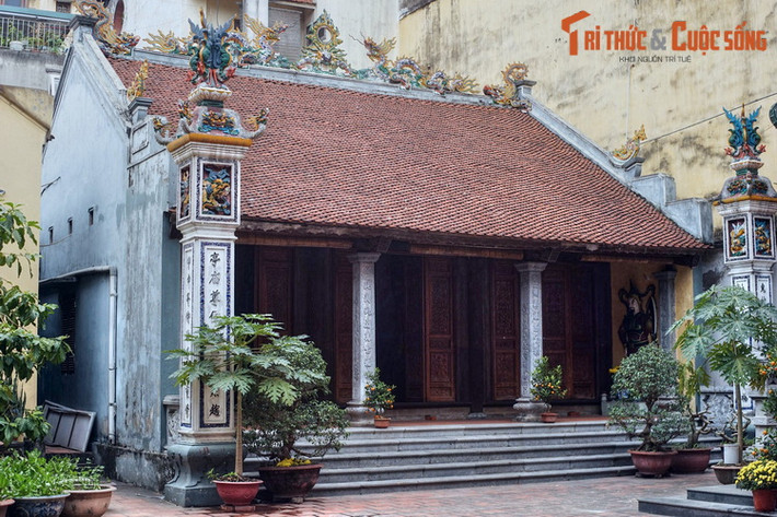 Phía bên trái chính điện có đình Phụ Khánh, ngôi đình cổ được di dời cùng chùa về đây vào thời Pháp thuộc.