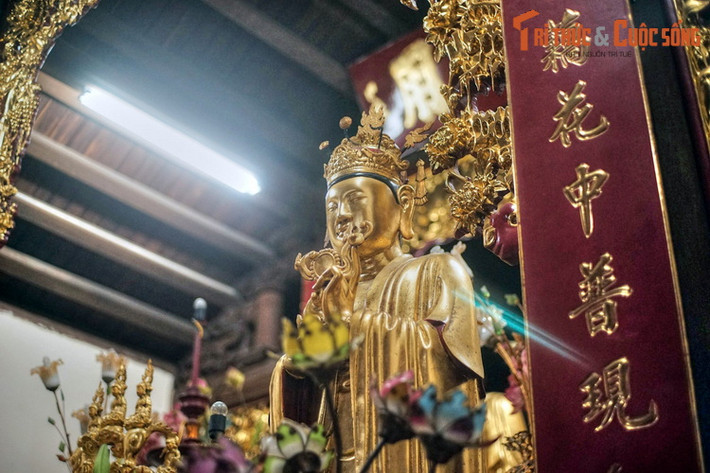 Chùa Chân Tiên còn lưu giữ được một hệ thống tượng Phật và tượng Mẫu da dạng, một số tượng có tuổi đời trên dưới một thế kỷ, được tạo tác rất tinh xảo.