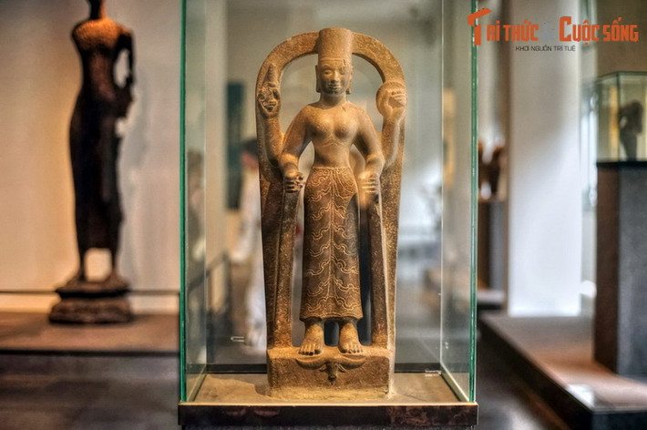 3. Cũng được lưu giữ tại Bảo tàng Lịch sử thành phố Hồ Chí Minh, Bảo vật quốc gia - tượng nữ thần Durga là một hiện vật đặc biệt của nền văn hóa Óc Eo. Tượng được các nhà khảo cổ học người Pháp tìm thấy thấy tại Liên Hữu, Trà Vinh vào năm 1902.