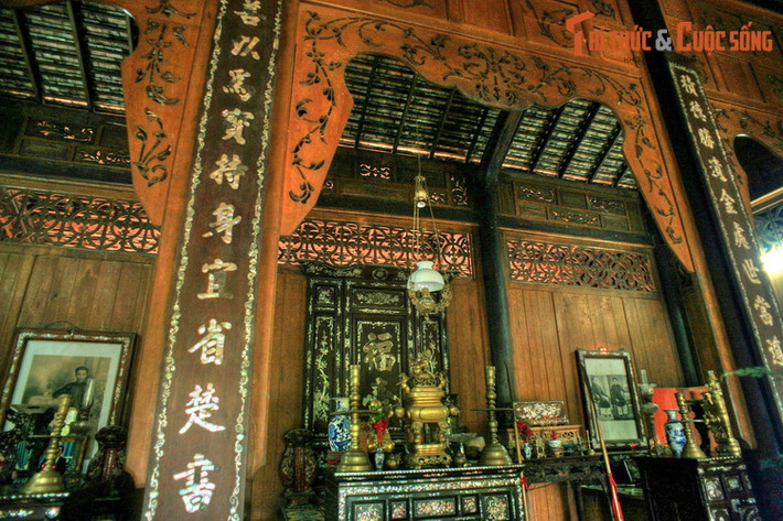 Tương phản với diện mạo phương Tây ở bên ngoài, nội thất của ngôi nhà gây ấn tượng với cấu trúc gỗ tuyền thống, với bốn cột chính to bằng lớn gỗ căm xe và nhiều cột nhỏ hơn. Các câu đối khảm xà cừ, bao lam chạm trổ cầu kỳ càng làm tăng thêm vẻ lôi cuốn của không gian kiến trúc.