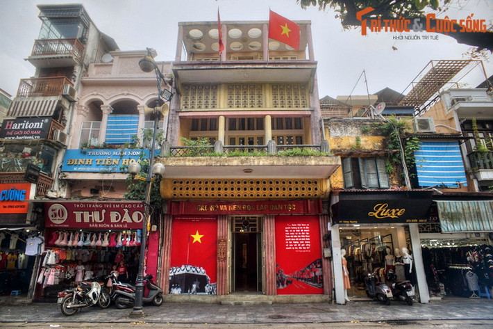 Trong hồi ký “Những chặng đường lịch sử”, Đại tướng Võ Nguyên Giáp đã kể về thời gian Bác Hồ ở nhà 48 Hàng Ngang, Hà Nội, nơi Người soạn bản Tuyên ngôn Độc lập. Nhân dịp Quốc khánh, xin trích lại những dòng văn của Đại tướng. (Ảnh trong bài chụp tại di tích nhà 48 Hàng Ngang).