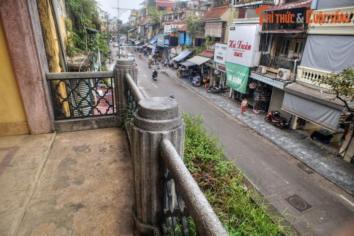 “Ngay từ hôm Bác mới về, những toán quân Tưởng đầu tiên đã xuất hiện ở Hà Nội. Đó là những tên thám báo và tiền trạm. Đứng trên bao lơn, chúng tôi nhìn thấy những toán quân Tưởng lẻ tẻ vẫn tiếp tục kéo đến...”.