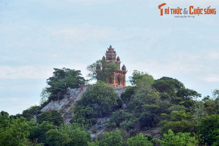 3. Nằm trên một quả núi nhỏ thuộc địa phận làng Hậu Sanh, xã Phước Hữu, huyện Ninh Phước,tháp Chăm Po Rome là tòa tháp Chăm thứ ba của tỉnh Ninh Thuận. Tháp được xây dựng vào thế kỷ 17, là một trong những tháp được xây dựng muộn nhất của vương quốc Champa.
