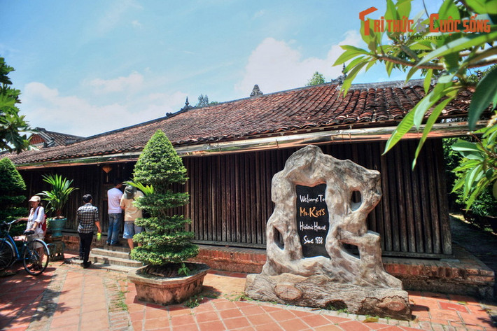 Được xây dựng vào khoảng năm 1838, nhà cổ ông Kiệt có kiến trúc kiểu chữ Đinh với 3 gian, 2 chái, mái nhà lợp ngói âm dương, diện tích gần 1.000 m2. Nhìn từ bên ngoài, công trình mang dáng vẻ mộc mạc như bao ngôi nhà khác ở miền quê Nam Bộ.