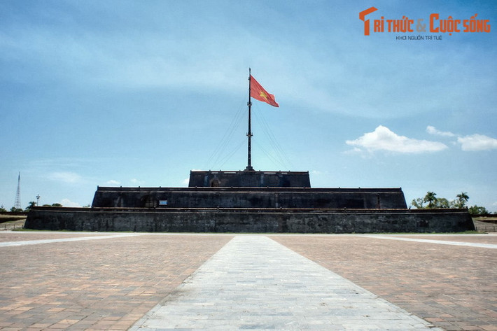 Tiếp đó là tiếng hô khẩu hiệu vang trời của biển người “Việt Nam độc lập muôn năm”, “Việt Nam Dân chủ Cộng hòa muôn năm”. Cuộc Cách mạng tháng Tám đã thắng lợi trọn vẹn ở Cố đô Huế.