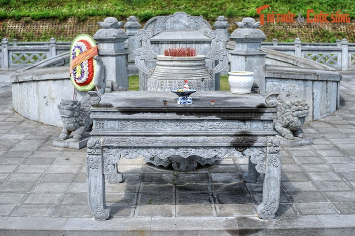 Nằm ở xã Trường Thủy, huyện Lệ Thủy, tỉnh Quảng Bình, khu lăng mộ Nguyễn Hữu Cảnh là nơi an nghỉ của vị tướng có công lớn dưới thời chúa Nguyễn trong việc đánh giặc, mở cõi, định hình lãnh thổ Việt Nam. Khu lăng mộ này đã được trùng tu lớn vào năm 2013.