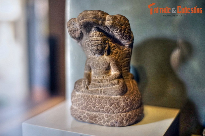 Tượng Phật và rắn thần Naga bằng đá của Campuchia, thế kỷ 15. Khi hòa nhập vào xã hội Đông Nam Á, Phật giáo đã được dung hợp với các truyền thống tín ngưỡng khác như Bà La Môn giáo và tín ngưỡng bản địa để tạo nên bản sắc riêng ở từng vương quốc.