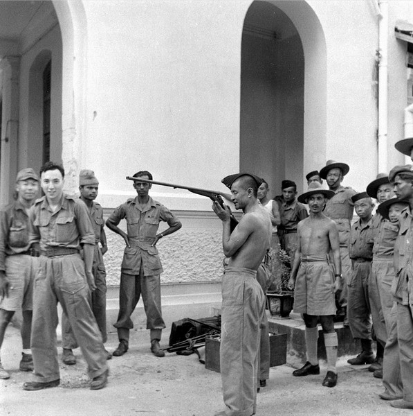Lính Gurkha ngắm bắn thử những khẩu súng của Việt Minh.